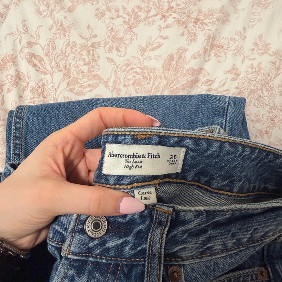 Abercrombie & Fitch High-Rise Loose Jeans in Medium Denim - Picture 3 of 7